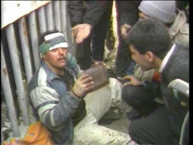 تاریخ این مملکت پر از اتفاق‌های باورنکردنیه.سال ۱۳۷۰ چهل هزار آدم جویای کار، تو #استادیوم_آزادی جمع میشن تا در #قرعه‌کشی بلیت سفر به #ژاپن شرکت کنن.بعضی‌هاشون شب قبل پشت در استادیوم می‌خوابند. عده‌ای هم زیر دست و پا می‌مونن و زخمی میشن. YouHiwa اوایل دهه ۷۰ بلیط هواپیمایش قرعه‌کشی می‌شد البته هفتگی بود. خیلی‌ها رفتند و با پول خرید خانه و.. برگشتند. سمت نازی‌آباد و فلاح و امام‌زاده حسن خیلی از جوان‌ها رفتند و الان به بنگاه‌داری و بسازبفروشی مشغولند.melliiunبلیت تو استادیوم ۱۵ هزار تومان بود و اگه با آژانس‌های مسافربری می‌رفتی ۹۰ هزار تومان بود.MahdiSa28337652سال ۱۳۷۰ یک حاشیه دیگر هم دارد