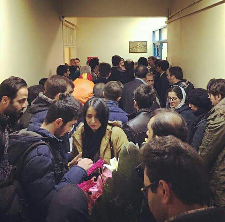 #عیادت تعدادی از مردم #تبریز از سرباز مریوانی که برای نجات سگی پایش  در پادگان بر روی مین رفت.aydinovsky