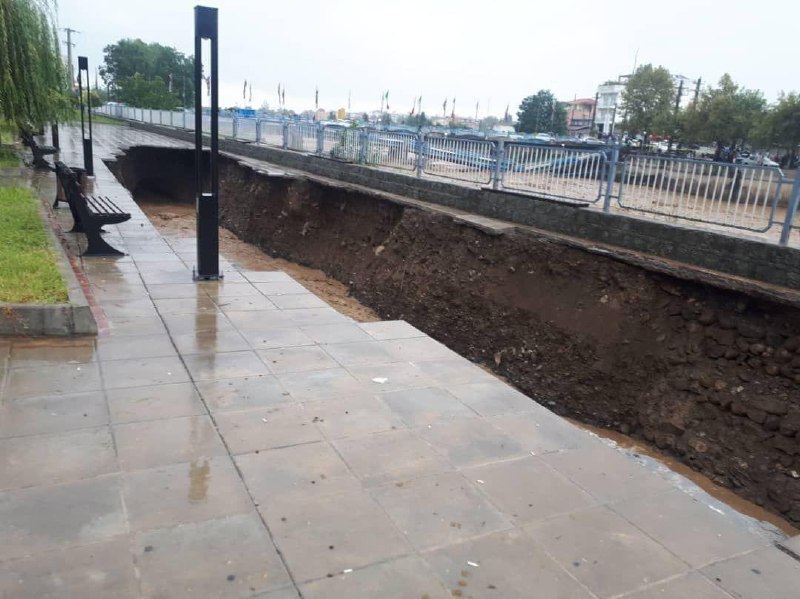 #سیل سرازیر شده از ارتفاعات و مناطق کوهستانی بخش مرکزی #تالش باعث فروریختن یک پل عابر شد. امیر مرادی،‌ مدیرکل مدیریت بحران استان گیلان با اشاره به وضعیت بحرانی شهرستان‌های #گیلان از سیل امروز، خسارت‌ها در تالش را «بسیار سنگین» عنوان کرد. IranIntlمدیرکل مدیریت بحران گیلان