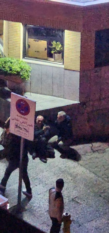 'احمد رونقی که هفته گذشته جلوی زندان اوین سکته کرده بود و در سی‌سی‌یو بستری بود، الان بیرون بیمارستان دی نگران حال پسرش #حسین_رونقی است.'Vahid📡 @VahidOnline'احمد رونقی که هفته گذشته جلوی زندان اوین سکته کرده بود و در سی‌سی‌یو بستری بود، الان بیرون بیمارستان دی نگران حال پسرش #حسین_رونقی است.'Vahid📡 @VahidOnline