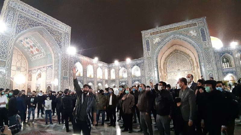 #رضا_تبریزی، قهرمان پرورش اندام و بدنساز مشهدی ۱۵ آبان به اتهام «توهین به مقدسات» بازداشت شد. باشگاه ورزشی او با حمله نیروهای انصار حزب‌الله #مشهد بسته شد. شب گذشته هم گروه‌های مذهبی با حضور در حرم امام هشتم شیعیان خواستار #اعدام این ورزشکار شدند. POOYAJAHANDARتندروهای مذهبی مشهد با تجمع در حرم «امام رضا» و شعارهای «فحاش بر ائمه اعدام باید گردد» «توهین‌گر فاطمه اعدام باید گردد» «مرگ بر نوچه دست مکرون» خواستار اقدام مسئولان قضایی شدندرضا تبریزی در یک استوری از تعطیلی باشگاه‌های ورزشی به‌دلیل کرونا و باز بودن اماکن مذهبی انتقاد کرده بود.ManotoNewsمنابع داخلی درباره‌اش می‌نویسند «هتک حرمت ائمه و دادن نسبت ناروا به اهل بیت»hamshahrionlineتصاویری هم درباره اون استوری و یک استوری عذرخواهی بعدش هم منتشر شده.#آزادی_بیان #توهین_به_مقدسات📡 @VahidOnline#رضا_تبریزی، قهرمان پرورش اندام و بدنساز مشهدی ۱۵ آبان به اتهام «توهین به مقدسات» بازداشت شد. باشگاه ورزشی او با حمله نیروهای انصار حزب‌الله #مشهد بسته شد. شب گذشته هم گروه‌های مذهبی با حضور در حرم امام هشتم شیعیان خواستار #اعدام این ورزشکار شدند. POOYAJAHANDARتندروهای مذهبی مشهد با تجمع در حرم «امام رضا» و شعارهای «فحاش بر ائمه اعدام باید گردد» «توهین‌گر فاطمه اعدام باید گردد» «مرگ بر نوچه دست مکرون» خواستار اقدام مسئولان قضایی شدندرضا تبریزی در یک استوری از تعطیلی باشگاه‌های ورزشی به‌دلیل کرونا و باز بودن اماکن مذهبی انتقاد کرده بود.ManotoNewsمنابع داخلی درباره‌اش می‌نویسند «هتک حرمت ائمه و دادن نسبت ناروا به اهل بیت»hamshahrionlineتصاویری هم درباره اون استوری و یک استوری عذرخواهی بعدش هم منتشر شده.#آزادی_بیان #توهین_به_مقدسات📡 @VahidOnline