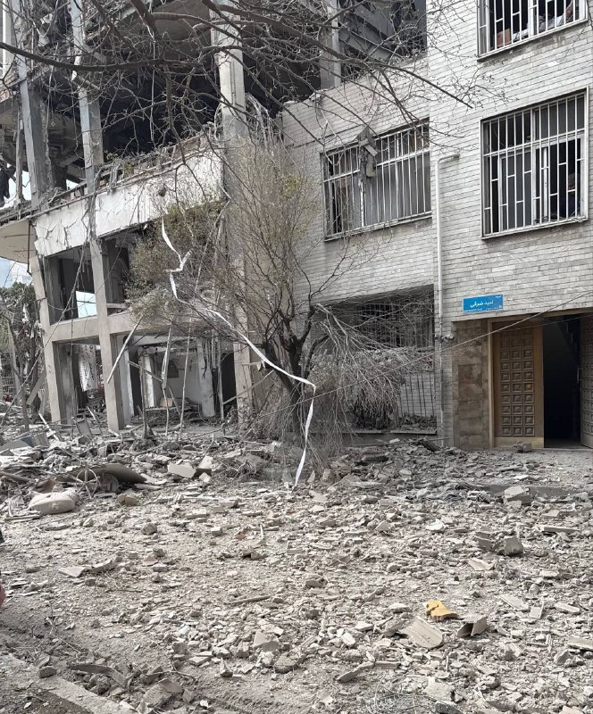 'حمله به ساختمانی در میدان هروی #تهران حدود ساعت ۹ صبح یکشنبه ۹ فروردین'تصاویر دریافتی از شهروندان + منتشر شده در شبکه‌های اجتماعیVahidتلویزیون قطری العربی روز یک‌شنبه نهم فروردین خبر داد که ساختمان دفتر این شبکه تلویزیونی در میدان هروی تهران هدف اصابت موشک‌های اسرائیل قرار گرفته است.در گزارش این شبکه آمده که موشکی که از پهپاد شلیک شده در حین اجرای برنامه زنده به این ساختمان برخورد کرده است.کارکنان این شبکه تلویزیونی در تهران مجروح نشده‌اند، اما به گفته خبرنگار این شبکه در ساختمان‌های مجاور «ده نفر زخمی» شده‌اند.@VahidHeadline📡 @VahidOnline'حمله به ساختمانی در میدان هروی #تهران حدود ساعت ۹ صبح یکشنبه ۹ فروردین'تصاویر دریافتی از شهروندان + منتشر شده در شبکه‌های اجتماعیVahidتلویزیون قطری العربی روز یک‌شنبه نهم فروردین خبر داد که ساختمان دفتر این شبکه تلویزیونی در میدان هروی تهران هدف اصابت موشک‌های اسرائیل قرار گرفته است.در گزارش این شبکه آمده که موشکی که از پهپاد شلیک شده در حین اجرای برنامه زنده به این ساختمان برخورد کرده است.کارکنان این شبکه تلویزیونی در تهران مجروح نشده‌اند، اما به گفته خبرنگار این شبکه در ساختمان‌های مجاور «ده نفر زخمی» شده‌اند.@VahidHeadline📡 @VahidOnline