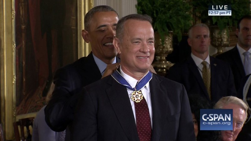 باراک #اوباما به #تام_هنکس هم « #مدال افتخار آزادی رئیس‌جمهوری» بالاترین جایزه مدنی #آمریکا را داد.و #بیل_گیتس و ملیندا و...twitter.com/8Retro/status/801168525750476801📡 @VahidOnline