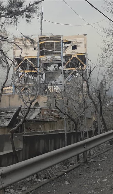 'کلانتری نیاوران #تهران'تصاویر دریافتی از آثار حمله به کلانتری ۱۲۳ در ظهر دوشنبه ۲۵ اسفند📍 35.8117, 51.46115Vahid📡 @VahidOnline'کلانتری نیاوران #تهران'تصاویر دریافتی از آثار حمله به کلانتری ۱۲۳ در ظهر دوشنبه ۲۵ اسفند📍 35.8117, 51.46115Vahid📡 @VahidOnline