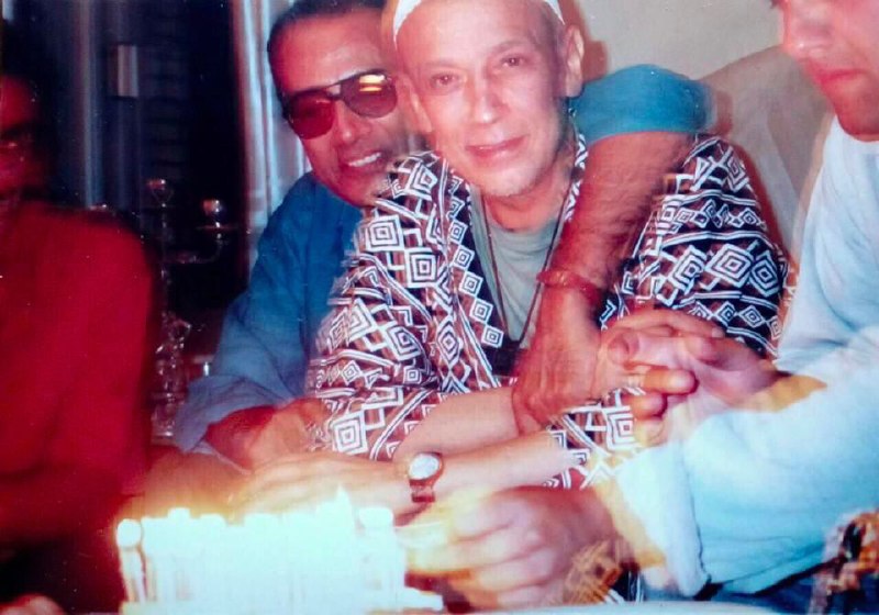 آخرین جشن تولد #علی_حاتمی با حضور عباس #کیارستمی که #کیمونو ی اهدایی #کوروساوا به رفیق قدیمی رسید.عکس از آرشیو #بهمن_کیارستمی Aroomeh_