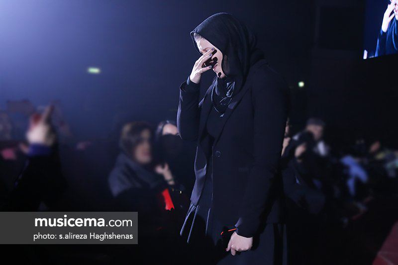 اشک‌های #ملانی #آوانسیان #نوازنده زن گروه #بنیامین پس از ممانعت ازحضورش روی صحنه هنگام معرفی در سالن۵ دی-سالن میلاد نمایشگاهbahmanbabazade