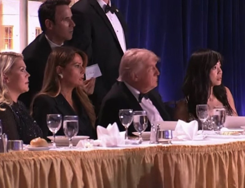 در پی وقوع حادثه‌ای در جریان ضیافت شام انجمن خبرنگاران کاخ سفید، نیروهای سرویس مخفی دونالد ترامپ را از محل مراسم خارج کردند. گزارش‌ها حاکی است او و همسرش در سلامت کامل هستند.همزمان، پس از انتشار گزارش‌هایی درباره تیراندازی در یکی از طبقات بالاتر هتل واشینگتن هیلتون ـ محل برگزاری مراسم ـ روند تخلیه ساختمان آغاز شده است. مجری شبکه فاکس‌نیوز اعلام کرد به نظر نمی‌رسد صدای تیراندازی از داخل سالن اصلی مراسم برخاسته باشد.تا این لحظه گزارشی از آسیب‌دیدگی احتمالی افراد حاضر در ضیافت منتشر نشده است. شبکه سی‌ان‌ان نیز گزارش داد اعضای هیئت دولت آمریکا در سلامت به سر می‌برند.@VahidOOnLineشنبه‌شب، پنجم اردیبهشت‌ماه، ضیافت سالانه انجمن خبرنگاران کاخ سفید در هتل «هیلتون» واشنگتن با وقوع شلیک گلوله به صحنه وحشت و آشوب تبدیل شد. در حالی که دونالد ترامپ و همسرش ملانیا تازه وارد سالن شده بودند، شنیده شدن صدای چندین شلیک متوالی باعث شد نیروهای سرویس مخفی به سرعت رئیس‌جمهوری را از صحنه خارج کنند. همزمان با تخلیه مقامات ارشد از جمله جی‌دی ونس، پیت هگست و مارکو روبیو، نیروهای مسلح گارد ویژه با تجهیزات کامل وارد سالن شده و روی صحنه مستقر شدند.تصاویر ویدئویی منتشر شده از داخل سالن، خبرنگاران و میهمانان برجسته را نشان می‌دهد که در میان فریادهای «روی زمین بخوابید!» به زیر میزها پناه برده‌اند.شاهدان عینی از شنیده شدن ۵ تا ۸ صدای شلیک در نزدیکی میز خبرنگاران «سی‌بی‌اس» خبر داده‌اند.اگرچه گزارش‌های اولیه از بازداشت یک مظنون حکایت دارد، اما هنوز از انگیزه دقیق ضارب و تلفات احتمالی جزئیاتی منتشر نشده است.کاخ سفید اعلام کرد که حال رئیس‌جمهور و همراهانش خوب است و به مکان امن منتقل شده‌اند.@VahidOOnLineحادثه تیراندازی در ضیافت رسمی خبرنگاران در واشینگتن با رئیس جمهور آمریکا که شنبه شب، پنجم اردیبهشت، رخ داد با بازداشت فرد مهاجم، زخمی شدن یک مأمور امنیتی و برهم خوردن مراسم پایان یافت.در جریان حضور دونالد ترامپ، رئیس‌جمهور ایالات متحده، در جشن رسانه‌ای سالانه در واشینگتن در شامگاه شنبه، تیراندازی رخ داد. این نخستین بار بود که ترامپ پس از رسیدن به ریاست جمهوری از سال ۲۰۱۶ در این ضیافت شرکت می‌کرد.فرد مسلح که بعدا کول تامس آلن،‌ ۳۱ ساله و معلم با آدرسی در کالیفرنیا، معرفی شد در یک بخش بازرسی، درست بیرون از تالار هتل که صدها مهمان در آن گرد آمده بودند، بازداشت شد.به نوشته سی‌ان‌ان، فرد مهاجم به عنوان مهمان وارد مراسم شده بود که در هتلی در نزدیکی کاخ سفید برگزار می‌شد.در حالی که دونالد ترامپ به سرعت از صحنه خارج می‌شد و تیم‌های امنیتی از میان گروه‌های دعوت‌شده در ضیافت شام رسمی انجمن خبرنگاران کاخ سفید عبور می‌کردند، صحنه‌های پرآشوبی شکل گرفت و مردم به زیر میزها پناه بردند.این حادثه در جریان ضیافت سالانه خبرنگاران کاخ سفید در واشینگتن، پس از سخنرانی خوش‌آمدگویی و در آغاز صرف شام، پیش از آنکه نوبت به سخنرانی ترامپ برسد، آغاز شد.به نظر می‌رسد مقامات دولت ترامپ ابتدا تخلیه شدند و هنوز در مورد آنچه دقیقاً رخ داده است، ابهام وجود دارد.برگزارکنندگان ابتدا به مهمانان گفتند که ضیافت شام انجمن خبرنگاران کاخ سفید علی‌رغم این حادثه ادامه خواهد یافت، اما سپس اعلام کردند که مراسم به تعویق افتاده است.@VahidHeadline آپدیت