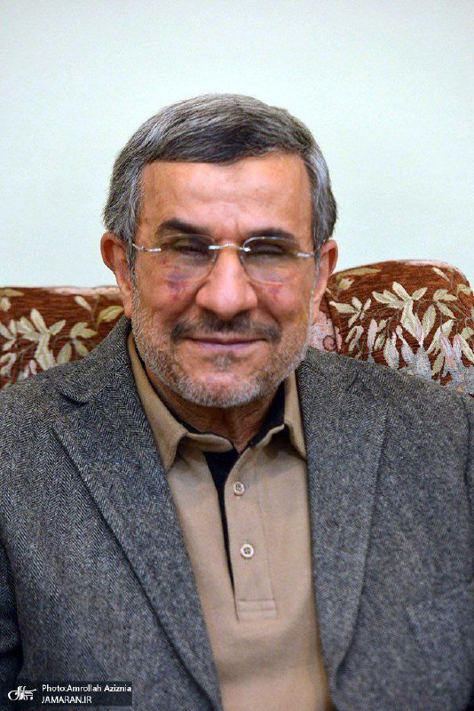 به گزارش خبرآنلاین حضور اعضای مجمع تشخیص مصلحت نظام بر سر قبر خمینی تحت تاثیر تصاویر احمدی‌نژاد قرار گرفته.تصاویری نامعمول از چهره‌ 