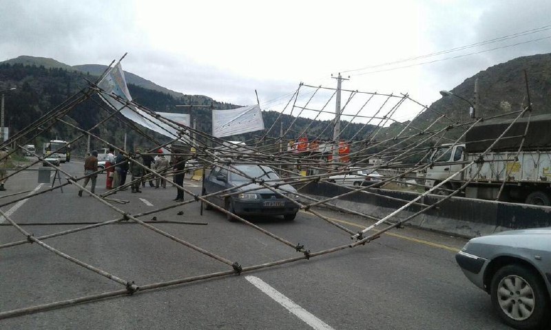 تو خروجی #رودبار با داربست یه بنر بزرگ زده بودند ما #کرونا را شکست می‌دهیم.داربست افتاده رو ماشین‌ها. 😑SeGoush ـ FKamranniaدیار میرزا