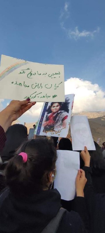 امروز دوشنبه پنجم دی ماه در ویدیوهایی که از شهر #ایذه منتشر شده است شمار کثیری از مردم با وجود جو شدید امنیتی در مراسم چهلم #کیان_پیرفلک، کودکی که بر اثر تیراندازی ماموران لباس شخصی در  ایذه کشته شد، حاضر شده‌اند.iranwire‌ در حالیکه حکومت ایران از مجاهد کورکور به عنوان یکی از عوامل حمله به مردم در ایذه یاد میکند و فیلمی از بازداشت او را پخش کرده است،‌ اما شهروندان ایذه این اتهام را قبول ندارندو امروز در مراسم چهلم کیان پیرفلک در حمایت از او شعار دادند.📹 @VahidHeadline📡 @VahidOnlineامروز دوشنبه پنجم دی ماه در ویدیوهایی که از شهر #ایذه منتشر شده است شمار کثیری از مردم با وجود جو شدید امنیتی در مراسم چهلم #کیان_پیرفلک، کودکی که بر اثر تیراندازی ماموران لباس شخصی در  ایذه کشته شد، حاضر شده‌اند.iranwire‌ در حالیکه حکومت ایران از مجاهد کورکور به عنوان یکی از عوامل حمله به مردم در ایذه یاد میکند و فیلمی از بازداشت او را پخش کرده است،‌ اما شهروندان ایذه این اتهام را قبول ندارندو امروز در مراسم چهلم کیان پیرفلک در حمایت از او شعار دادند.📹 @VahidHeadline📡 @VahidOnline