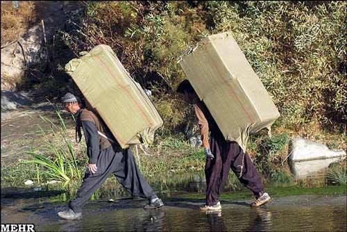 این عکس خبرگزاری مهر از کولبرها است. کسی که با این شرایط به کوه و کمر می‌زنه کشتن داره؟ گزینه دیگه‌ای بهش دادید و انتخاب نکرده؟mimnoon