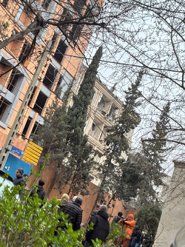 تصاویر دریافتی از 'ساختمان هدف گرفته شده در کوچه زمانی خیابان بهار جنوبی بلوار کاوه'سه‌شنبه ۱۹ اسفندآدرس گویا درست بود و میگن یک نفر کشته شده