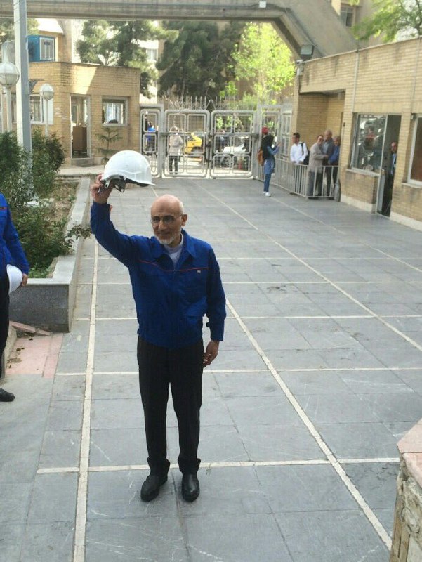 گفتن جناب #میرسلیم با #لباس کارگری اومدن برای #ثبت‌نام #انتخابات۹۶ اما کلاه سفید برای مهندس‌ها است. #کلاه کارگرها رنگش زرده! زمان خرید دقت کنید. M_Karbassi