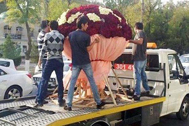 تقریباهمه کانال‌های خبری خبرگزاری‌ها وسایت‌های خبری مطرح کشور این عکس روازهم کپی کردند بعنوان #دسته‌گل ارسالی #بشار #اسد برای میشل #عونولی عکس یک ماجرای عاشقانه پارساله vhdo.nl/2fCuGaP📡 @VahidOnline