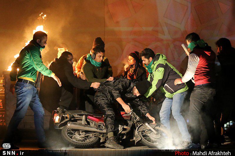 نمایش #عاشورای۸۸ راه انداختند اما #وانت_نیروی_انتظامی ش را سانسورکردندmahboobeh20