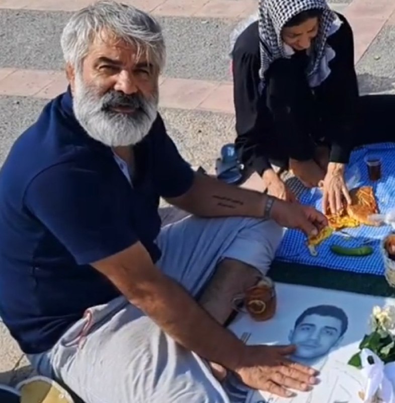 بنا بر گزارش گروه حقوقی «دادبان» ماشالله کرمی، پدر محمدمهدی کرمی معترض اعدام شده در جریان پرونده «اتوبان کرج»، و امیرحسین کوهکن، وکیل این خانواده» روز سه‌شنبه بازداشت شدند.بر پایه این گزارش، بازداشت آقای کرمی «با هجوم مأموران امنیتی به خانه‌اش» صورت گرفته و نیروهای امنیتی «وسایل الکترونیکی مانند لپ‌تاپ و تلفن همراه خانواده کرمی را با خود برده‌اند» و نزدیکانش «از ظهر امروز» از او خبری ندارند.@VahidHeadlineمیدونی چه چیزی آقا ماشالله رو خاص کرده بود؟اینکه برای تک تک جوانهای کشته شده مثل پدر واقعی داغدار بودگاهی داغ محمد مهدی خودش لابلای داغ بچه های دیگه گم میشداینجا هم رو هر غذا برای نیازمندا اسم یکی از بچه‌ها رو نوشتهoccam_razor01یک ماه بود ارزشیا گیر داده بودن #ماشاالله_کرمی از کجا میاره با پول دست‌فروشی هر هفته غذا میده؟! امروز رفتن لوازم خونه‌شو بردن که همونم تعطیل کنن. justchangingun📡 @VahidOnlineبنا بر گزارش گروه حقوقی «دادبان» ماشالله کرمی، پدر محمدمهدی کرمی معترض اعدام شده در جریان پرونده «اتوبان کرج»، و امیرحسین کوهکن، وکیل این خانواده» روز سه‌شنبه بازداشت شدند.بر پایه این گزارش، بازداشت آقای کرمی «با هجوم مأموران امنیتی به خانه‌اش» صورت گرفته و نیروهای امنیتی «وسایل الکترونیکی مانند لپ‌تاپ و تلفن همراه خانواده کرمی را با خود برده‌اند» و نزدیکانش «از ظهر امروز» از او خبری ندارند.@VahidHeadlineمیدونی چه چیزی آقا ماشالله رو خاص کرده بود؟اینکه برای تک تک جوانهای کشته شده مثل پدر واقعی داغدار بودگاهی داغ محمد مهدی خودش لابلای داغ بچه های دیگه گم میشداینجا هم رو هر غذا برای نیازمندا اسم یکی از بچه‌ها رو نوشتهoccam_razor01یک ماه بود ارزشیا گیر داده بودن #ماشاالله_کرمی از کجا میاره با پول دست‌فروشی هر هفته غذا میده؟! امروز رفتن لوازم خونه‌شو بردن که همونم تعطیل کنن. justchangingun📡 @VahidOnline