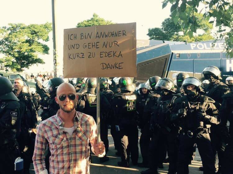 عکس توی هامبورگ به شدت معروف شده و همه جا هست و خیلی خوبه. روی تابلو نوشته من ساکن این منطقه‌م و فقط دارم می‌رم ادکا(اسم سوپرمارکت) مرسی 😂 LalehMonsef