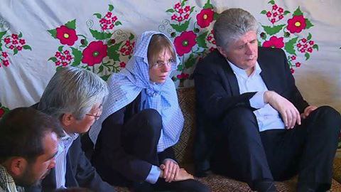 این خانم کارمند سازمان ملل #روسری پیدا نکرده و پیراهن مردانه سرش کردهmr_banafsh