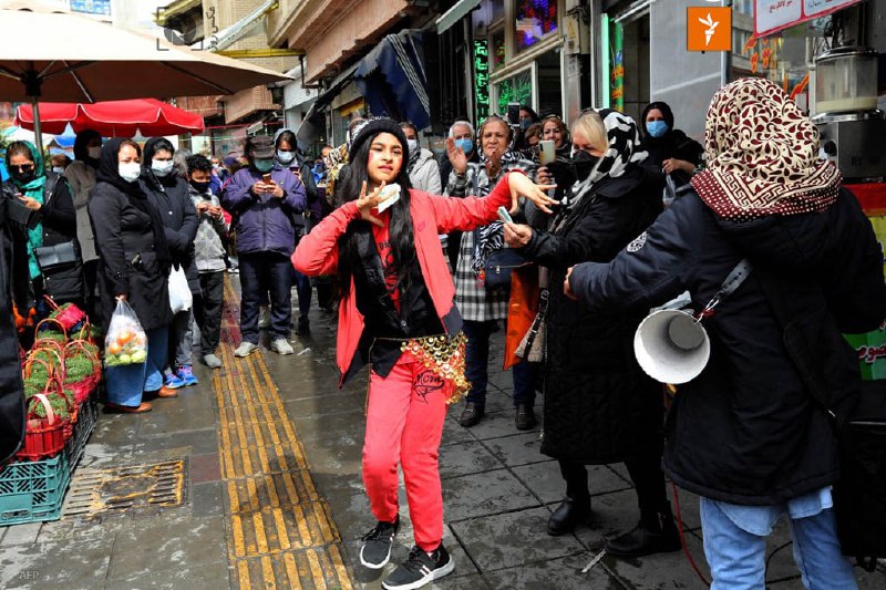 عکس روز- دختری با لباس قرمزی که از لباس «#حاجی_فیروز» الهام گرفته شده، در یکی از خیابان‌های تهران می‌رقصد.عکس از خبرگزاری فرانسه به تازگی در شبکه‌های اجتماعی و برخی رسانه‌های فارسی‌زبان، موضوع رابطه میان سیاهی چهره #حاجی‌_فیروز و «نژادپرستی و برده‌داری» در ایران داغ شده است.عده‌ای معتقدند برای «فاصله گرفتن از نژادپرستی»، باید چهره سیاه #حاجی_فیروز حذف شود و در مقابل، عده دیگری می‌گویند حاجی فیروز، از «اسطوره‌های کهن» الهام گرفته شده و رنگ چهره او، ربطی به «نژادپرستی و برده‌داری» ندارد.RadioFarda_📡 @VahidOnline