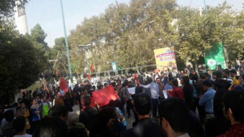 یکی از شعارهایی که دانشجویان در تجمع دانشگاه تهران در اعتراض به سیاستهای آموزشی سر میدادند