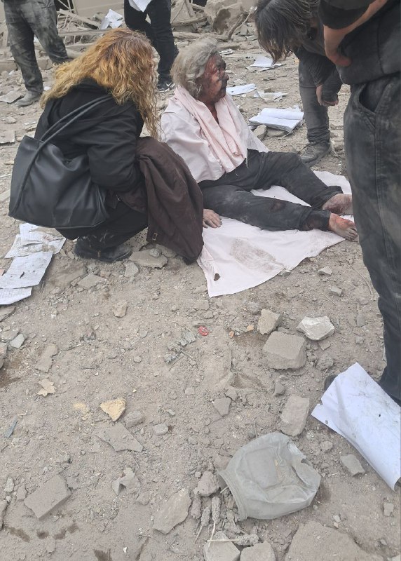 ⚠️ دو پیکر بی‌جان در عکس آخرتصاویر دریافتی از ساختمان‌های تخریب شده و خودرویی خسارات دیده با شرح