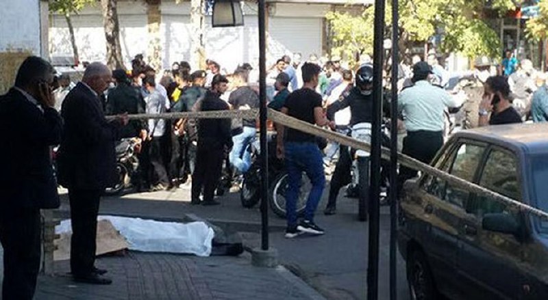 (⚠️خون در تصویر سوم)ظهر روز سه شنبه سه سارق اقدام به #سرقت_مسلحانه از یک واحد صنفی طلا فروشی درخیابان حجتی #تبریز کردند. iranwireبنا بر گزارش‌ها، در جریان این حمله، یک عابر پیاده در اثر شلیک گلوله از تفنگ سارقان جان باخت و صاحب #طلافروشی هم مصدوم شد. IranIntlفرمانده انتظامی تبریز گفته که سارقان از محل متواری شدند.bbcpersian3️⃣ کسی هم متن زیر رو نوشته که نتونستم منبع دیگری برای ارقام و جزئیاتش پیدا کنم. ویدیویی هم منتشر نشده که بشه درستی‌اش رو ارزیابی کرد ولی خودش عکس خونین دیگری گذاشته. (نمی‌دونم خودش عکس گرفته یا قبلا جای دیگری منتشر شده)