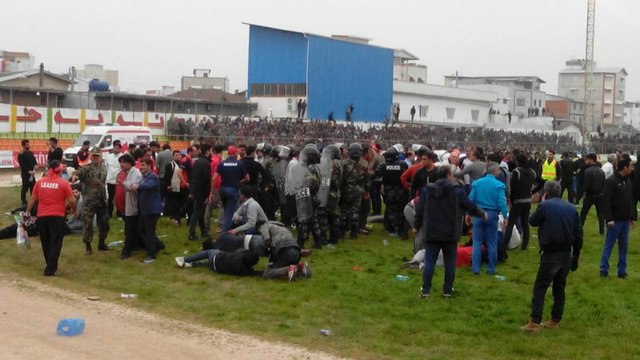 #درگیری خونین در دربی #مازندرانهواداران #نساجی_مازندران در دیدار با #خونه‌به‌خونه #بابل با ماموران درگیر شدند و به زمین هجوم آوردند.bbcpersiansport