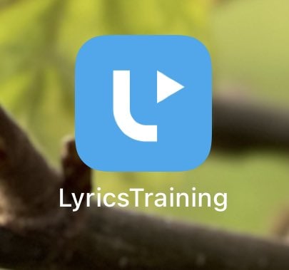 این اپ خوب و باحالیه واسه تقویت #لیسنینگ‌.هم آهنگ گوش می‌دی، هم بازیه (چون آهنگ رو پخش می‌کنه و به جای یه سری کلمات توی متن جای خالی می‌گذاره که باید انتخاب کنی و امتیاز می‌ده و اینا)، هم کلمه یاد می‌گیری و هم لیسنینگت تقویت میشه.HMahshidاندروید