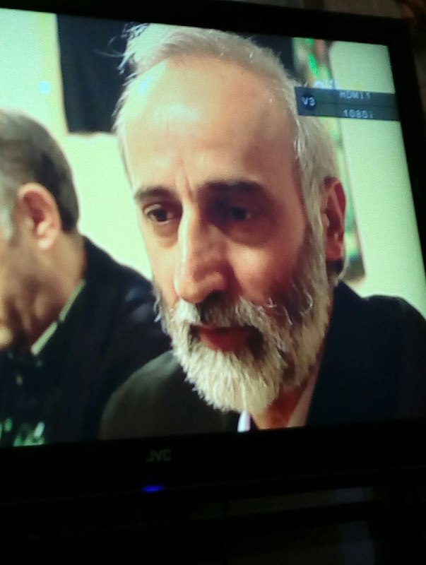 تلویزیون رو روشن کردم دیدم ترکیبی از #ابی و #شریعتمداری رو داره نشون می‌ده.behzad_bh