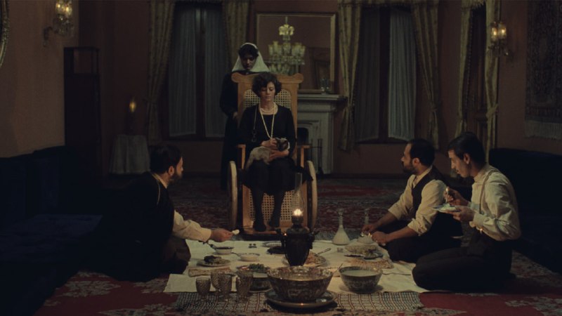 Film restoration is an incredible thing. Chess of the Wind (1976), an Iranian avant-garde surrealist murder mystery film.The previous absolute best copy vs. this year's 4K restoration.Seamus_Malekچه جوری امکان داره همچین کیفیتیar_ashhhنتیجه مرمت «شطرنج باد» چیزی در حد معجزه‌اس. سال 2014 نگاتیو‌ها تو یه سمساری پیدا میشه و به همت بنیاد فیلم اسکورسیزی و سینماتیک بولونیا و کمک مالی جورج لوکاس به این شکل مرمت میشه. واقعا دست مریزاد و لعنت بر آخوند.iTeshigaharaجزئیات به طرز عجیبی بازسازی شدن. 🤯M4MM4D این فیلم ترمیم نشده از اول کوبیدن ساختنGodardovskyاسکورسیزی تو این ویدئو درباره این پروژه توضیح داده و به طور خاص به فیلم اصلانی اشاره می‌کنه