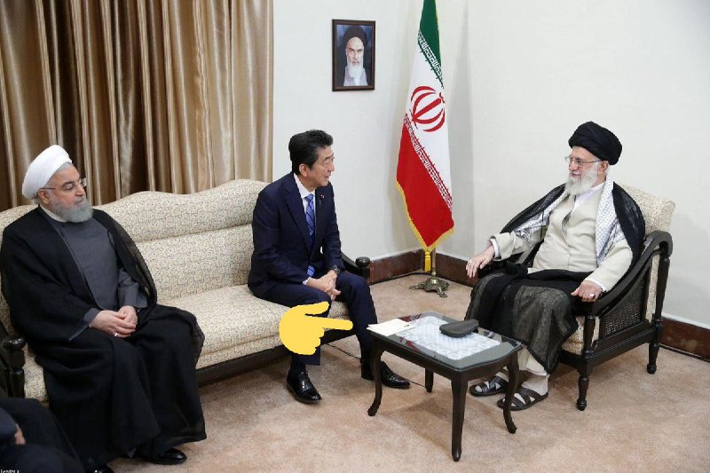 به این کاغذ متعلق به نخست‌وزیر ژاپن دقت کنید. اول اونجا بود، بعد گذاشتش رو میز. SadraMohaqeqاقدام #شینزوآبه به ترور بیولوژیک رهبر انقلاب Gasparddenuitنامه رو با آب لیمو نوشته بود یکم حرارت داد متنش ظاهر شه. Wilhelmoffبه نظرم وسط مکالمه، آبه گفته «بیب بیب بیب، عه ببینید برام فکس اومد»PromiseOfALightشایدم اول رو میز بوده. آقا گفته جنگ نمی‌شود مذاکره نمی‌کنیم، نامه رو هم بکن تو کونت. AgirlisCloudکونش کج بوده، گذاشته زیرش که درست بشینه. 4youbمیگم اون کاغذ کوچک رو دیگه بیخیال شیم. هر جا که بود فرقی نمیکنه. جواب داده شد.LadaneNasseriاون قطعه مشکی روی میز چیه؟!Keshavarzi_mrجای وافورهwhyublockmedudeحالا دو دقیقه دمپایی نمی‌پوشیدی mandollinn📡 @VahidOnlineبه این کاغذ متعلق به نخست‌وزیر ژاپن دقت کنید. اول اونجا بود، بعد گذاشتش رو میز. SadraMohaqeqاقدام #شینزوآبه به ترور بیولوژیک رهبر انقلاب Gasparddenuitنامه رو با آب لیمو نوشته بود یکم حرارت داد متنش ظاهر شه. Wilhelmoffبه نظرم وسط مکالمه، آبه گفته «بیب بیب بیب، عه ببینید برام فکس اومد»PromiseOfALightشایدم اول رو میز بوده. آقا گفته جنگ نمی‌شود مذاکره نمی‌کنیم، نامه رو هم بکن تو کونت. AgirlisCloudکونش کج بوده، گذاشته زیرش که درست بشینه. 4youbمیگم اون کاغذ کوچک رو دیگه بیخیال شیم. هر جا که بود فرقی نمیکنه. جواب داده شد.LadaneNasseriاون قطعه مشکی روی میز چیه؟!Keshavarzi_mrجای وافورهwhyublockmedudeحالا دو دقیقه دمپایی نمی‌پوشیدی mandollinn📡 @VahidOnline