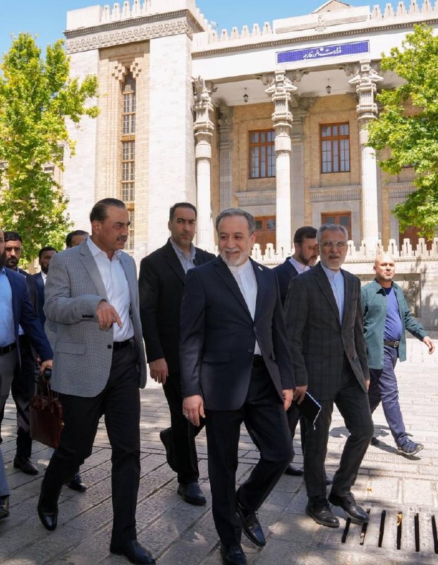 شبکه العربیه به نقل از منابع آگاه گزارش داد عاصم منیر، رییس ستاد کل ارتش پاکستان، پیام‌های آمریکا را به تهران منتقل کرده است و بخشی از این پیام حاوی تهدید به ازسرگیری جنگ بوده است.در این پیام‌ها همچنین تاکید شده در صورت موافقت جمهوری اسلامی با توافق، حل مسائل اختلافی در مرحله بعدی انجام خواهد شد.به گفته این منابع، آمریکا در پیام‌های خود تصریح کرده است تهران باید اکنون با توافق موافقت کند یا با پیامدهای منفی روبه‌رو شود.@VahidOOnLineشبکه العربیه،  روز شنبه دوم خرداد ماه، به نقل از «یک منبع بلندپایه ایرانی» گزارش داد پیشنهاد ارائه‌شده از سوی تهران تاکنون نتوانسته رضایت آمریکا را جلب کند و همچنان از دید واشنگتن «غیرقابل قبول» تلقی می‌شود.@VahidOOnLineعاصم منیر، رییس ستاد کل ارتش پاکستان، پس از سفری یک روزه به تهران، ایران را ترک کرد.به گزارش ایرنا، او به همراه محسن نقوی، وزیر کشور پاکستان که از هفته گذشته در تهران به سر می‌برد، پایتخت ایران را ترک کرده است.عاصم منیر در جریان این سفر با محمدباقر قالیباف، رییس مجلس، مسعود پزشکیان، رییس‌جمهوری ایران و عباس عراقچی، وزیر امور خارجه دیدار و گفت‌وگو کرد.@VahidHeadlineمحمدباقر قالیباف در دیدار با عاصم منیر گفت نیروهای مسلح جمهوری اسلامی در دوران آتش‌بس بازسازی شده‌اند و در صورت آغاز دوباره جنگ، واکنش ایران شدیدتر خواهد بود.او گفت