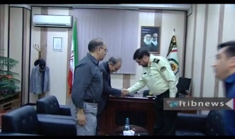 عکس یجوریه انگار میخوان به #نجفی مدال افتخار بدنmannydehghaniواسه همه تیر زدنات مرسی fahim_teبعد از دیدار رئیسی با تتلو این عجیب‌ترین صحنه‌ایه که دیدم.via Siiibiiilakمقایسه برخورد پلیس با یک «قاتل» و یک «روزه‌خوار»MrDariushZandآقای نجفی ما به شما افتخار می‌کنیم فقط قتل بعدی بهتر از گلوله‌ها استفاده کنید. ۳ تاش واقعا حیف شد! در کل خسته نباشید.shahinprs📡 @VahidOnline