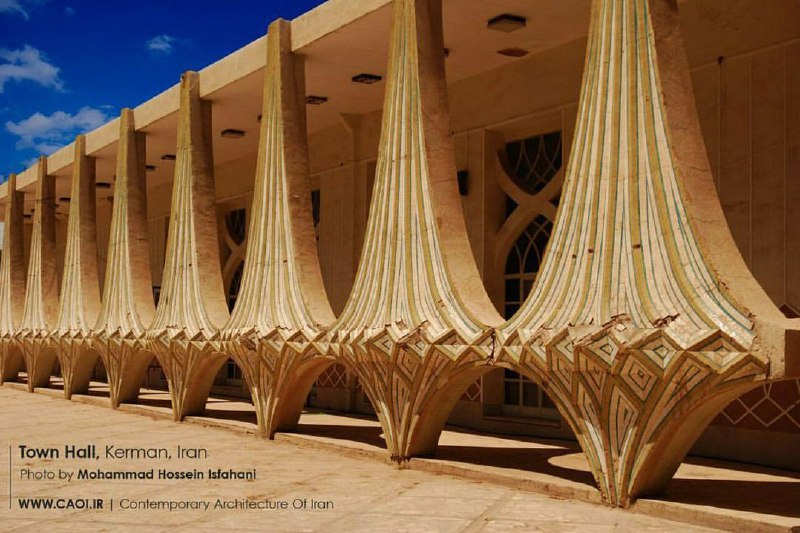 با تصمیم استانداری قرار است #خانه_شهر_کرمان که بنایی متعلق به ۵۰ سال پیش با #معماری منحصربه فردی است،تخریب شود. استانداری گفته بهترش را می سازیمEhsanBodaghi