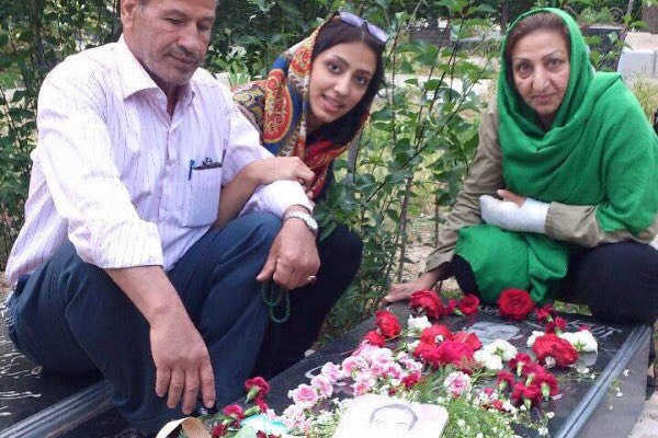 خانم #شهنازاکملی (کریم‌بیگی) مادر مصطفی #کریم‌بیگی (از جانباختگان سال ۸۸) بازداشت شد.pourostad