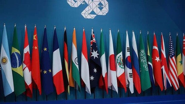 عربستان میزبان گروه۲۰ در سال۲۰۲۰ شد. بعضی شوخی می‌کنند«اینقدر تظاهرات حاشیه نشست اخیر دردسر شد که گفتند برویم یک جایی که تظاهرات ممکن نیست». HadiNili