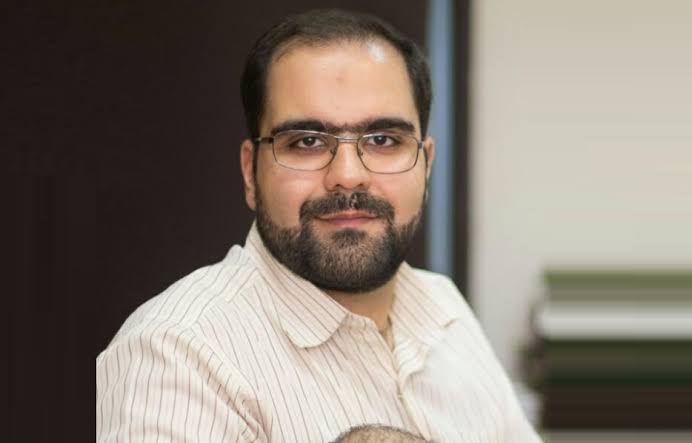 این، علی جمشیدی ست.جمشیدی از گروه سیاسی تسنیم و فارس و فرهیختگان، بدون کمترین سابقه‌ای در دولت رئیسی به قائم مقامی شرکت بهنوش -اولین و بزرگترین تولیدکننده آبجو در ایران با قدمتی ۶۰ ساله- رسید، بعد هم حالا به مدیر عاملی شرکت زمزم!ehsan_soltani#زمزم با حداقل ۱۱ کارخانه، بزرگ ترین شرکت نوشابه سازی ایران است. حجم سرخوردگی نیروهای تکنوکرات در اینگونه شرکت های صنعتی را تصور کنید، می دانند مهم نیست چقدر تلاش کنند، محال است به مدارج بالا برسند. hirshsaidianدر دولت روحانی هم این جانواران مناصب این شکلی را داشتندs_m_arabiدر تمام شرکتها/بنگاههای اقتصادی/نهادها/بنیادهای تحت مالکیت و مدیریت حاکمیت وضع به همین شکل است، به اسم جوانگرایی، نوچه پروری کردند.بدون داشتن هیچ گونه تخصص/شایستگی/دانش و فقط بر اساس هم قبیله ای بودن جایگاههای مدیریتی را تقسیم می کنند.بیچاره ایران!بیچاره مردم!Moazzeni_irسفره انقلاب پهنه و بچه شیعه پا برهنه می‌ره روش تا کباب برداره و به نیش بکشه، حالا دیس برنج هم چپه شد عیبی نداره.s71368📡 @VahidOnline