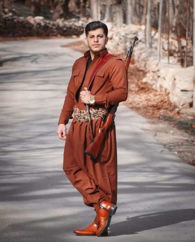 (پیکر بی‌جان در ویدیوی آخر)مراسم تشییع پیکر شهید #برهان_الیاسی'RojhatMokri, truskesadeghiهه‌نگاو از کشته شدن یک معترض اهل #جوانرود با نام #برهان_الیاسی، ۲۲ ساله با شلیک مستقیم ماموران حکومتی خبر داد.معترضان که روز شنبه، دهم دی، قصد شرکت در مراسم چهلم، هفت تن از کشته‌شدگان اعتراض‌ها در این شهر را داشتند، هدف تیراندازی و گاز اشک‌آور نیروهای حکومتی قرار گرفتند. HengawO, RadioFarda_ویدیویی از پیکر بی‌جان #برهان_الیاسی در بیمارستان و دیده می‌شود که گلوله/ها به شکم (پایین قفسه سینه) برخورد کرده است.برهان امروز در جریان مراسم چهلم جان‌باخته‌های جوانرود مورد اصابت گلوله قرار گرفت.FSeifikaran📡 @VahidOnline(پیکر بی‌جان در ویدیوی آخر)مراسم تشییع پیکر شهید #برهان_الیاسی'RojhatMokri, truskesadeghiهه‌نگاو از کشته شدن یک معترض اهل #جوانرود با نام #برهان_الیاسی، ۲۲ ساله با شلیک مستقیم ماموران حکومتی خبر داد.معترضان که روز شنبه، دهم دی، قصد شرکت در مراسم چهلم، هفت تن از کشته‌شدگان اعتراض‌ها در این شهر را داشتند، هدف تیراندازی و گاز اشک‌آور نیروهای حکومتی قرار گرفتند. HengawO, RadioFarda_ویدیویی از پیکر بی‌جان #برهان_الیاسی در بیمارستان و دیده می‌شود که گلوله/ها به شکم (پایین قفسه سینه) برخورد کرده است.برهان امروز در جریان مراسم چهلم جان‌باخته‌های جوانرود مورد اصابت گلوله قرار گرفت.FSeifikaran📡 @VahidOnline