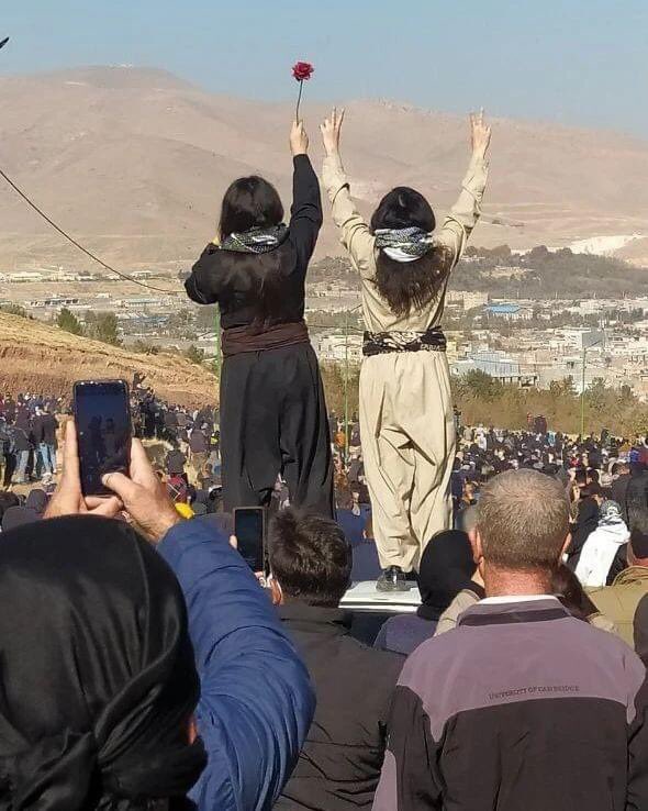 مهاباد؛ حضور گسترده مردم در مراسم تشییع و خاکسپاری آزاد حسین‌پورشامگاه پنج‌شنبه بیست و ششم آبان‌ماه، آزاد حسین‌پور بر اثر شلیک نیروهای سرکوبگر در جریان اعتراضات جان خود را از دست داد.kurdpa_farsiپس از مراسم خاکسپاری آزاد حسن‌پور یکی از جانباختگان مقاومت مردمی روز گذشته مهاباد، مردم با سردادن شعارهای اعتراضی به سمت شهر در حرکت هستند.جمعه ۲۷ آبان ۱۴۰۱HengawOجمعیت عظیمی در مهاباد به خیابان آمدەاند و علیه جمهوری اسلامی شعار سر میدهند. وضعیت شهر متشنج است. نیروهای سرکوب به سوی مردم تیر اندازی میکنند. خبرها حاکی از جان باختن و زخمی شدن چند معترض دیگر است.barin_omidیکصدا مردم #مهاباد شعار می‌دهند