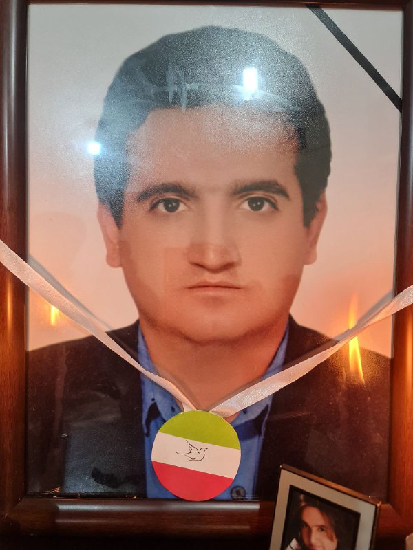 #عباس_شفیعی، کشته‌شده #اعتراض_سراسری و کیک تولدی با شعار #زن_زندگی_آزادی RadioFarda_عباس شفیعی، روز ۱۲ آبان، چهلم حدیث نجفی با شلیک مستقیم ماموران مجروح می‌شود. بنا به اظهارات برادر وی، عباس روز ۱۴ آبان و پس از عمل پیوند رگ در بیمارستان جان می‌سپارد.عباس در حال رفتن به محل کار بوده که ابتدا با ضربات باتون ماموران مواجه و سپس با شلیک این ماموران زخمی می‌شود. ManotoNewsتصاویری در اینستاگرام