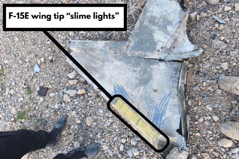 📝 بررسی تصاویری که رسانه‌های ایران از بقایای یک جنگنده منتشر کردند🔹روز سوم آوریل، رسانه‌های ایران به نقل از نیروهای مسلح گزارش دادند یک فروند جنگنده نیروی هوایی آمریکا بر فراز ایران سرنگون شده است.🔹در خبرها، ادعا شده که این جنگنده F-35 بوده اما بررسی دقیق‌تر تصاویر از سوی کارشناسان نشان می‌دهد که جنگنده از نوع F-15E استرایک ایگل است.🔹علت سقوط هنوز اعلام نشده و تا این لحظه سندی که نشان دهد این جنگنده به‌دست پدافند هوایی سرنگون شده، منتشر نشده است.🔹از جمله دلایلی که می‌توان گفت جنگنده مذکور از نوع F-15E بوده، این موارد است