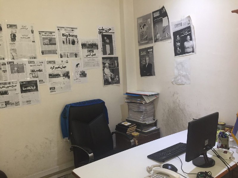 اینجا میز کار #ساسان_آقایی است و این روزها جایش در روزنامه اعتماد خالی است.#FreeSasan AmirrKalhor