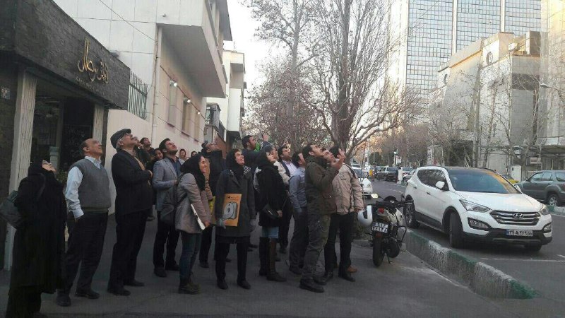 در این تصویر که امروز در منابع زیادی با عنوان «واکنش مردم به شلیک #ضدهوایی» منتشر شده و لبخند بعضی‌هاشون هم مورد توجه قرار گرفته، اعضایی از شورای مرکزی «حزب اتحاد ملت» دیده میشن.📡 @VahidOnline