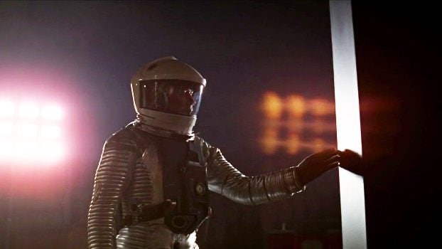 1️⃣,2️⃣ حالا در این هیری‌ویری وسط بیابان‌های ایالت #یوتا این تکه فلز پیدا شده که هنوز معلوم نیست کی آن‌جا نصبش کرده. یک طوری که انگار از فیلم #اودیسه_فضایی ٢٠٠١ افتاده باشه بیرون!HadiNiliزیست‌شناسان حیات وحش یوتای آمریکا، وقتی سوار هلیکوپتر بودند تا یک سرشماری روتین از نوع گوسفند شاخ‌دراز منطقه را انجام بدهند، متوجه چیز عجیبی شدند