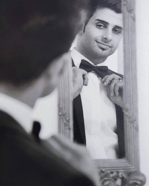 استوری همسر #علیرضا_خوشکار_بیاتی، که در ۱۶ آذر وقتی پشت فرمون بود تو مرزداران با شلیک گلوله به قتل رسید... Morteza_Sorkh1علیرضا خوشکاربیاتی، ۳۰ ساله، ۱۶ آذرماه، درحال رانندگی بود که در خیابان مرزداران تهران، نیروهای جمهوری‌اسلامی با باتون به شیشه‌ی ماشینش کوبیده و آنها را شکستند و بعد که علیرضا سرعتش را زیاد کرد تا از دست آنها فرار کند با موتور دنبالش رفتند و به سمت او تیراندازی کردند.تیر به دست علیرضا خورد، از دستش رد شد و به ریه‌ی او اصابت کرد. نیروهای جمهوری‌اسلامی جای اینکه او را به بیمارستان منتقل کنند به کلانتری بردند و پس از چند ساعت خونریزی جسم بی‌جان او را به بیمارستان منتقل کردند.1500tasvir_listمنابع نزدیک به خانواده علیرضا خوشکار بیاتی به ایران‌اینترنشنال گفتند او با گلوله جنگی و از فاصله نزدیک هدف قرار گرفته است.جسد علیرضا خوشکار بیاتی حدود ساعت ۱۱ صبح روز پنج‌شنبه ۱۷ آذر و با حضور پرشمار ماموران امنیتی و لباس شخصی در بهشت زهرای تهران به خاک سپرده شد.ماموران پیش از این به خانواده خوشکار بیاتی گفته بودند اگر در مورد شیوه مرگ او اطلاع‌رسانی کنند، اجازه تدفین جسد را نمی‌دهند.بر اساس اخبار دریافتی، علیرضا خوشکار بیاتی به تازگی ازدواج کرده و دو هفته دیگر سالروز تولد او بوده است.@VahidOOnLine📡 @VahidOnlineاستوری همسر #علیرضا_خوشکار_بیاتی، که در ۱۶ آذر وقتی پشت فرمون بود تو مرزداران با شلیک گلوله به قتل رسید... Morteza_Sorkh1علیرضا خوشکاربیاتی، ۳۰ ساله، ۱۶ آذرماه، درحال رانندگی بود که در خیابان مرزداران تهران، نیروهای جمهوری‌اسلامی با باتون به شیشه‌ی ماشینش کوبیده و آنها را شکستند و بعد که علیرضا سرعتش را زیاد کرد تا از دست آنها فرار کند با موتور دنبالش رفتند و به سمت او تیراندازی کردند.تیر به دست علیرضا خورد، از دستش رد شد و به ریه‌ی او اصابت کرد. نیروهای جمهوری‌اسلامی جای اینکه او را به بیمارستان منتقل کنند به کلانتری بردند و پس از چند ساعت خونریزی جسم بی‌جان او را به بیمارستان منتقل کردند.1500tasvir_listمنابع نزدیک به خانواده علیرضا خوشکار بیاتی به ایران‌اینترنشنال گفتند او با گلوله جنگی و از فاصله نزدیک هدف قرار گرفته است.جسد علیرضا خوشکار بیاتی حدود ساعت ۱۱ صبح روز پنج‌شنبه ۱۷ آذر و با حضور پرشمار ماموران امنیتی و لباس شخصی در بهشت زهرای تهران به خاک سپرده شد.ماموران پیش از این به خانواده خوشکار بیاتی گفته بودند اگر در مورد شیوه مرگ او اطلاع‌رسانی کنند، اجازه تدفین جسد را نمی‌دهند.بر اساس اخبار دریافتی، علیرضا خوشکار بیاتی به تازگی ازدواج کرده و دو هفته دیگر سالروز تولد او بوده است.@VahidOOnLine📡 @VahidOnline