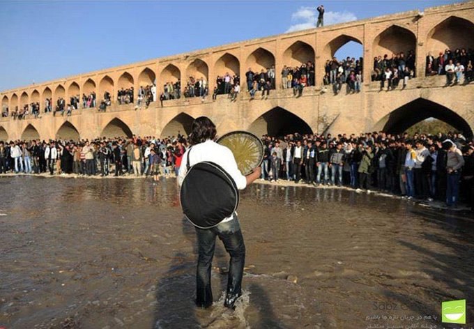 #مهدی_نیکبخت، دف‌نواز و شاعر و... در #سمیرم #اصفهان به #قتل رسید؛ اخیرا گزارش و تصویری از او همراه با چند هیپی ساکن جزیره‌های جنوب ایران در گاردین چاپ شده است. [عکس اول]Khesroo⚠️مهدی نیک‌بخت، شاعری که با رفتن به پیشواز آب زاینده‌رود دف‌نوازی می‌کرد، در جنایتی مبهم به شکل فجیعی به قتل رسیده.بر اساس گزارش آگاهی، سر او از بدن جدا و روی سینه‌اش قرار داده شده.Lagavulin161(من نتونستم منبعی رسمی برای این 