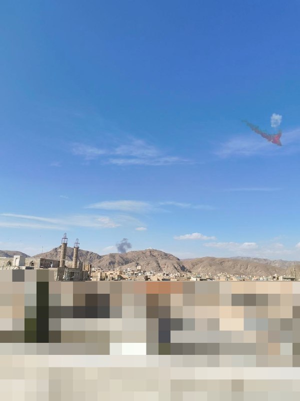 تصاویر دریافتی با شرح‌هایی درباره شلیک ناموفق یک موشک از #اصفهان که لحظاتی پس از پرتاب در هوا منفجر شده.شنبه یک فروردینVahidپیام‌های دریافتی تایید نشده که ممکنه بعضی‌هاشون کاملا نادرست باشند