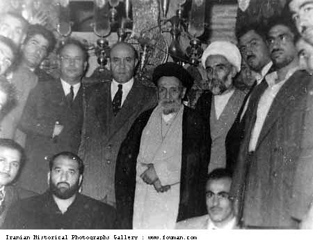 عکس یادگاری #کاشانی با #شعبان_بی‌مخ ۲ماه بعد از #کودتا ی #۲۸مرداددر صفحه۲۱ مجله ترقی مھر ١٣٣٢ منتشر شدfashkhamiyaghma