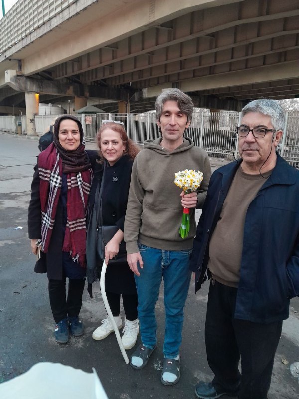 آرش صادقی، زندانی سیاسی شناخته‌شده، با وثیقه از زندان آزاد شده است.به دلیل بیماری #آرش_صادقی حبس او نگرانی بسیاری را برانگیخته بود.آقای صادقی پیش از این نیز چند بار به زندان افتاده است.@VahidHeadlineتوییت پدرش