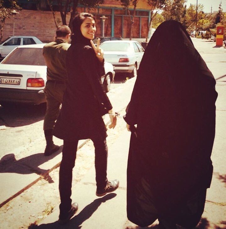 ⁧ #رویا_صغیری ⁩ که دی ماه ۱۳۹۶ در تبریز بازداشت شده بود، برای اجرای حکم ۲۳ ماه حبس تعزیری، به زندان تبریز برده شد.   او اولین دختر خیابان انقلاب است که حکمش اجرا می‌شود.  ⁦ @IranRights ⁩